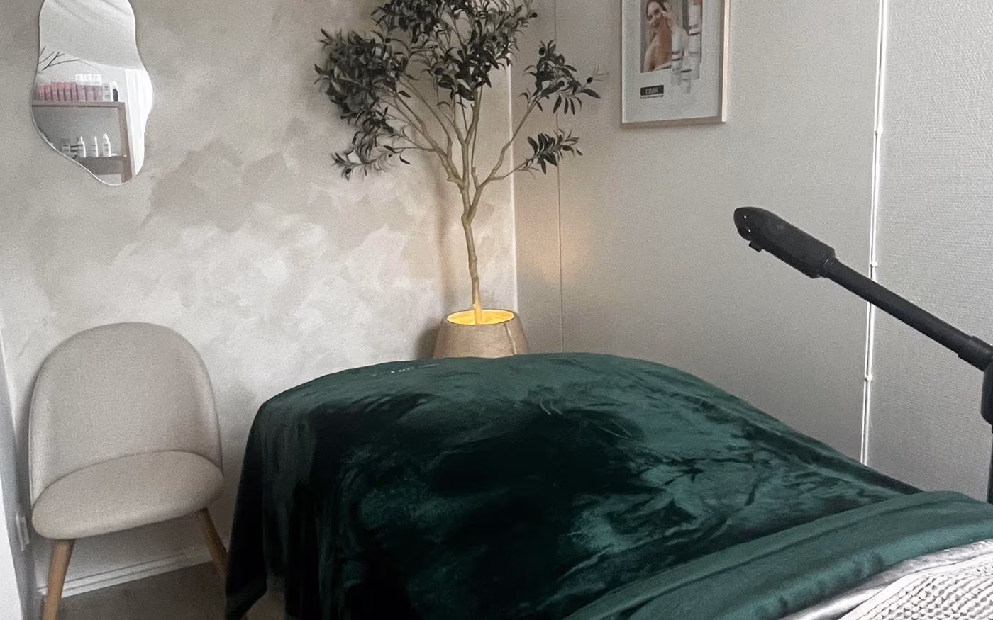 Beautique Kiaran hoitohuone hoitopöytineen ja DMK-materiaaleineen