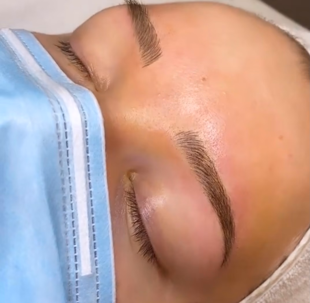 Microblading-tekniikalla pigmentoidut luonnolliset kulmat